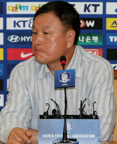   2010년 월드컵이 열릴 남아공을 답사하고 귀국한 허정무 감독이 6일 서울 종로구 대한축구협회에서 열린 기자회견에서 잠시 굳은 표정을 짓고 있다. 
