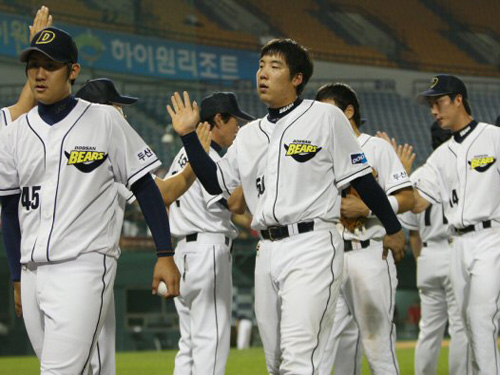   8일 서울 잠실야구장에서 열린 2009 프로야구 SK와 두산과의 경기에서 8:3으로 승리한 두산 김현수 등이 동료들과 하이파이브를 하고 있다 