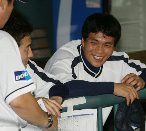   8일 서울 잠실야구장에서 열린 2009 프로야구 SK와 두산과의 경기에서 부상중인 두산 이종욱이 벤치에 앉아 동료들과 웃으며 대화하고 있다. 