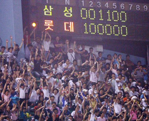  8일 경남 마산구장에서 열린 프로야구 롯데 대 삼성경기에서 관중들이 파도타기 응원을 펼치며 선수들을 격려하고 있다. 