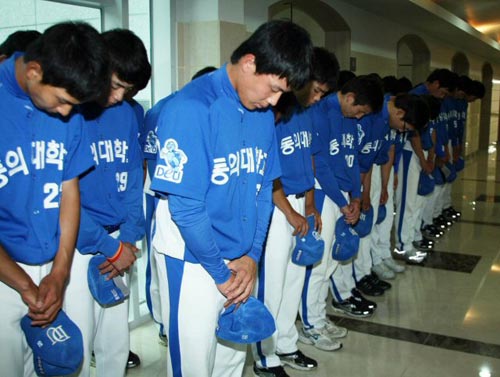 2009 전국대학야구 하계리그에서 성균관대를 물리치고 정상에 오른 동의대 야구 선수들이 지난 4일 지병으로 별세한 고 조성옥 감독의 유해가 모셔져 있는 경남 양산의 하늘공원을 찾아 고개를 숙이고 있다. 