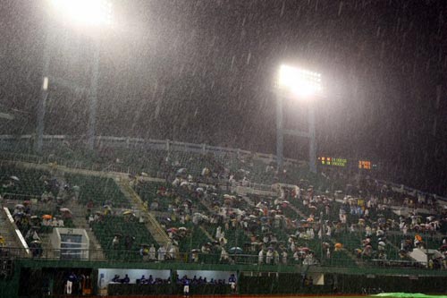 9일 마산야구장에서 열린 2009 프로야구 롯데 자이언츠-삼성 라이온즈 경기, 7회초 경기 도중 갑자기 내린 폭우로 경기가 중단되고 있다. 