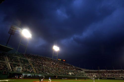 9일 마산야구장에서 열린 2009 프로야구 롯데 자이언츠-삼성 라이온즈 경기 중 하늘에 구름이 가득하다. 