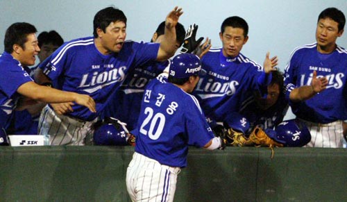 9일 마산야구장에서 열린 2009 프로야구 롯데 자이언츠-삼성 라이온즈 경기, 삼성 진갑용이 6회초 1점 홈런을 친 후 팀 동료들과 함께 하이파이브를 하고 있다. 