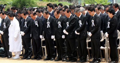  10일 경남 김해시 진영읍 봉화산 사자바위 아래 故 노무현 전 대통령의 묘역에서 열린 안장식에서 한명숙 전 총리와 이달곤 행정안전부 장관, 문재인 전 청와대 비서실장, 김원기 전 국회의장, 임채정 전 국회의장, 이해찬 전 총리(오른쪽부터)가 묵념하고 있다. 