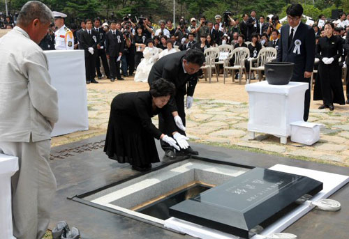 10일 경남 김해시 진영읍 봉하마을 봉화산 사자바위 아래에 조성된 묘역에서 열린 故 노무현 전 대통령 안장식에서 권양숙 여사가 허토하고 있다. 