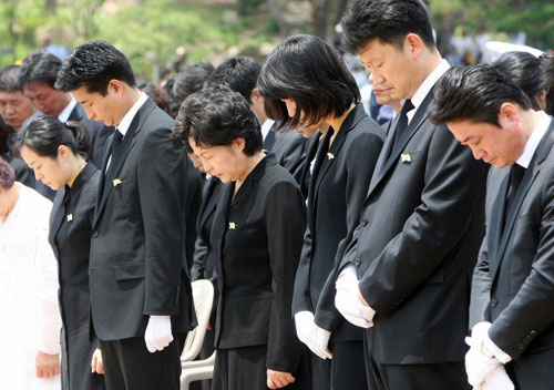  10일 경남 김해시 진영읍 봉하마을 봉화산 사자바위 아래에 조성된 묘역에서 열린 故 노무현 전 대통령 안장식에서 유가족이 묵념을 하고 있다. 