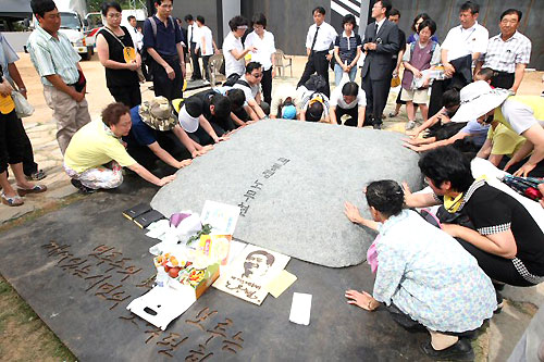 10일 경남 김해시 진영읍 봉하마을 봉화산 사자바위 아래에 조성된 묘역에서 열린 故 노무현 전 대통령 안장식에서 시민들이 묘역을 참배하고 있다. 