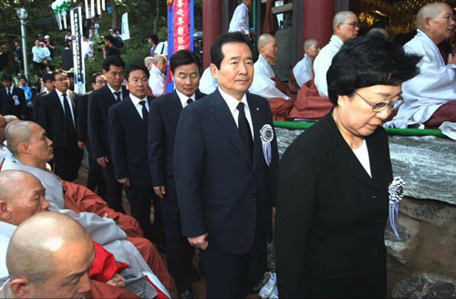  10일 오전 경남 김해시 진영읍 봉화산 정토원에서 열린 故 노무현 전 대통령의 49재 에서 참석자들이 법당으로 들어오고 있다. 