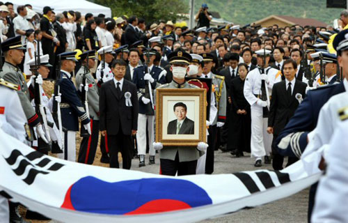 故 노무현 전 대통령의 유골이 10일 오후 경남 김해시 진영읍 봉화산 사자바위 아래 묘역으로 향하고 있다. 