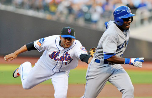 10일(한국시간) 뉴욕 플러싱 메도우의 시티 필드에서 열린 미국프로야구(MLB) 뉴욕 메츠 대 LA 다저스의 경기에서 뉴욕의 페르난도 타티스가 올랜도 허드슨을 태그 아웃시키고 있다. 