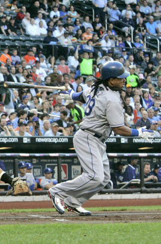 10일(한국시간) 뉴욕 플러싱 메도우의 시티 필드에서 열린 미국프로야구(MLB) 뉴욕 메츠 대 LA 다저스의 경기에서 매니 라미레즈가 내야 안타를 기록하고 있다. 