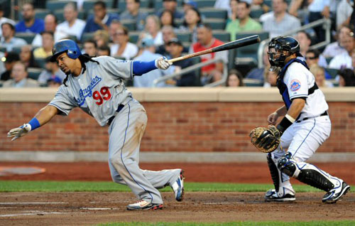 10일(한국시간) 뉴욕 플러싱 메도우의 시티 필드에서 열린 미국프로야구(MLB) 뉴욕 메츠 대 LA 다저스의 경기에서 매니 라미레즈가 내야 안타를 기록하고 있다. 