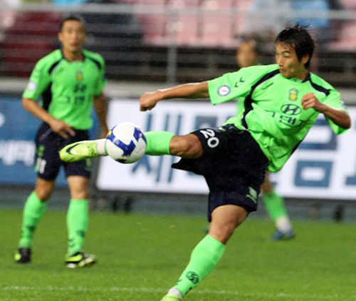 12일 전주월드컵경기장에서 열린 프로축구 K-리그 전북 현대와 수원 삼성의 경기에서 전북 이동국이 발리슛을 하고 있다. 