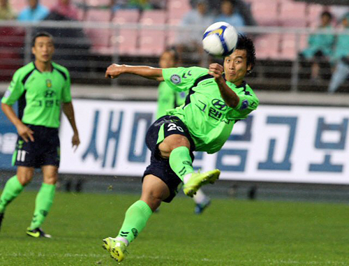 12일 전주월드컵경기장에서 열린 프로축구 K-리그 전북 현대와 수원 삼성의 경기에서 전북 이동국이 발리슛을 하고 있다. 