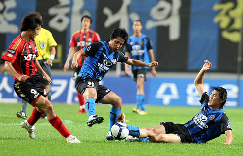 12일 서울 상암 월드컵경기장에서 열린 프로축구 K-리그 FC서울과 인천의 경기에서 선수들이 공을 다투고 있다. 