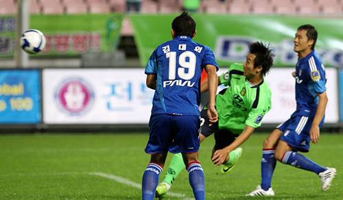 전북 이동국이 12일 전주월드컵경기장에서 열린 프로축구 K-리그 전북 현대와 수원 삼성의 경기에서 1대0으로 뒤지고 있는 상황에서 동점 헤딩골을 넣고 있다. 