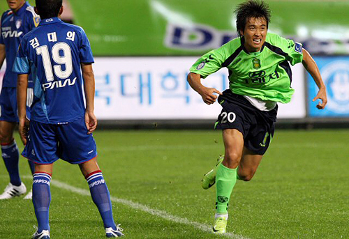 전북 이동국이 12일 전주월드컵경기장에서 열린 프로축구 K-리그 전북 현대와 수원 삼성의 경기에서 1대0으로 뒤지고 있는 상황에서 동점 헤딩골을 넣은 뒤 기뻐하고 있다. 