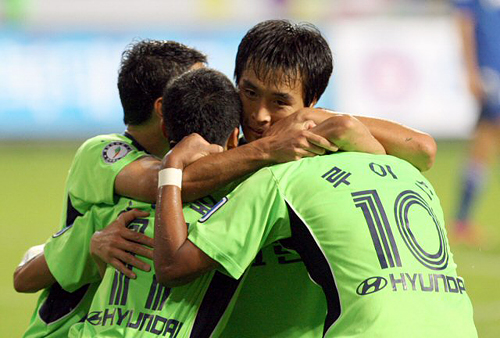 전북 이동국이 12일 전주월드컵경기장에서 열린 프로축구 K-리그 전북 현대와 수원 삼성의 경기에서 1대0으로 뒤지고 있는 상황에서 동점 헤딩골을 넣은 뒤 동료들과 기뻐하고 있다. 