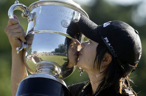 13일(한국시간) 미국 펜실베이니아주 베슬리헴의 사우컨밸리 골프장 올드코스(파71.6천740야드)에서 열린 US여자오픈골프대회에서 '미키 마우스' 지은희(23.휠라코리아)가 우승컵에 키스를 하고 있다. 