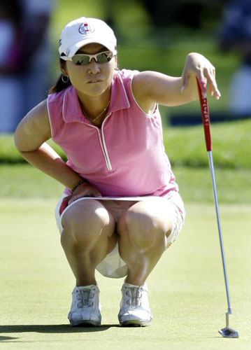 13일(한국시간) 미국 펜실베이니아주 베슬리헴의 사우컨밸리 골프장 올드코스(파71.6천740야드)에서 열린 US여자오픈골프대회에서 캔디 쿵(타이완)이 14번홀 라인을 살피고 있다. 
