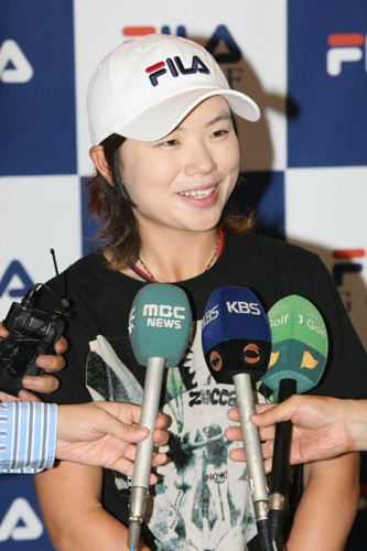 제64회 US여자오픈 골프선수권대회에서 우승한 지은희가 14일 오전 인천공항으로 입국해 인터뷰를 하던 중 환하게 웃음짓고 있다. 