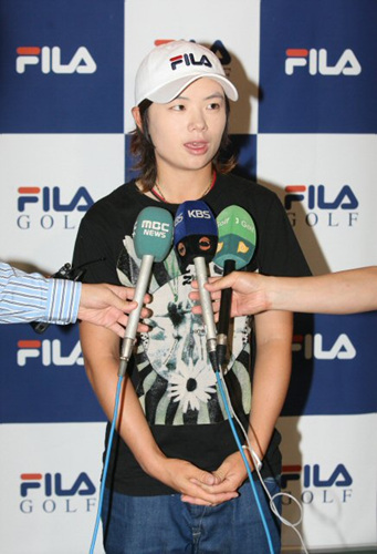 제64회 US여자오픈 골프선수권대회에서 우승한 지은희가 14일 오전 인천공항으로 입국해 인터뷰를 하고 있다. 