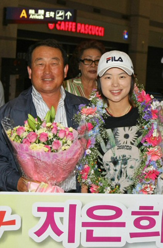 제64회 US여자오픈 골프선수권대회에서 우승한 지은희가 14일 오전 인천공항으로 입국해 아버지 지영기 씨와 함께 포즈를 취하고 있다. 
 