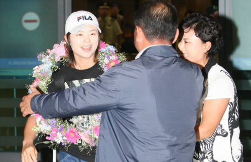 제64회 US여자오픈 골프선수권대회에서 우승한 지은희가 14일 오전 인천공항으로 입국해 가족들과 기쁨을 나누고 있다. 