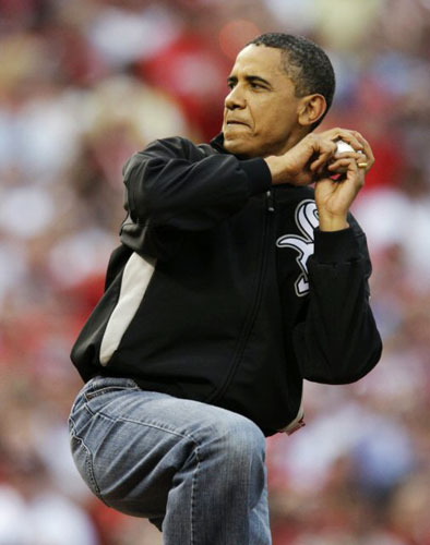 15일(한국시간) 미국 세인트루이스 부시스타디움에서 열린 올스타전에서 버락 오바마 미국 대통령이 시구를 하고 있다. 