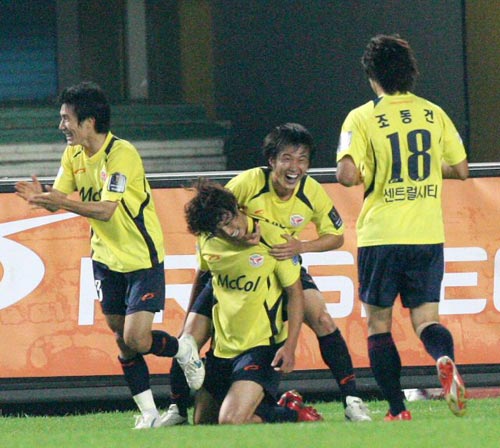15일 성남종합운동장에서 열린 2009 하나은행 FA컵 8강전 성남 일화-포항 스틸러스 경기, 성남 김진용(아래)이 1대1 동점 상황에서 결승골을 넣은 후 팀 동료들과 함께 기뻐하고 있다. 