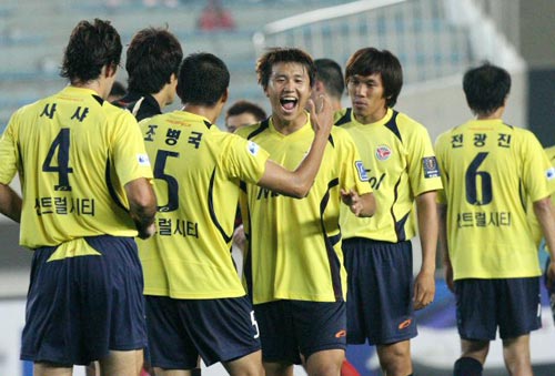 15일 성남종합운동장에서 열린 2009 하나은행 FA컵 8강전 성남 일화-포항 스틸러스 경기, 성남 선수들이 포항에 2대1로 승리한 후 기뻐하고 있다. 