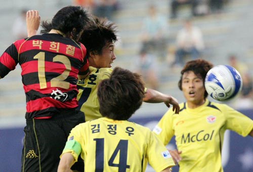 포항 박희철(왼쪽)과 성남 김철호가 공중볼 경합을 벌이고 있다. 