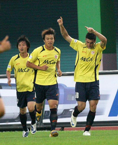 15일 성남종합운동장에서 열린 2009 하나은행 FA컵 8강전 성남 일화-포항 스틸러스 경기, 성남 라돈치치(오른쪽)가 선취골을 넣은 팀 동료들과 함께 기뻐하고 있다. 