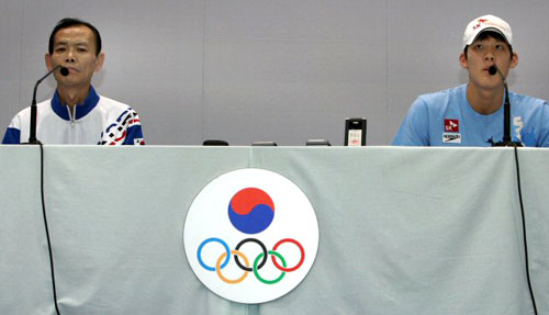 2009 국제수영연맹(FINA) 세계수영선수권대회에 참가하는 박태환 선수가 16일 오후 태릉선수촌에서 열린 기자회견에서 질문에 답하고 있다. 