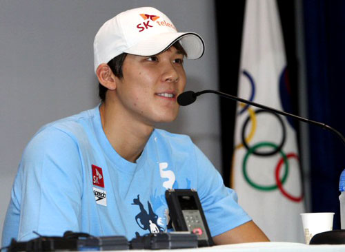 2009 국제수영연맹(FINA) 세계수영선수권대회에 참가하는 박태환 선수가 16일 오후 태릉선수촌에서 열린 기자회견에서 취재진의 질문에 답하고 있다. 