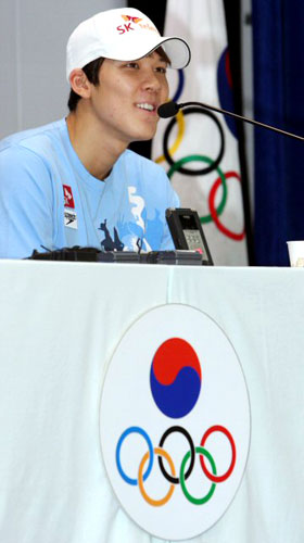 2009 국제수영연맹(FINA) 세계수영선수권대회에 참가하는 박태환 선수가 16일 오후 태릉선수촌에서 열린 기자회견에서 취재진의 질문에 답하고 있다. 