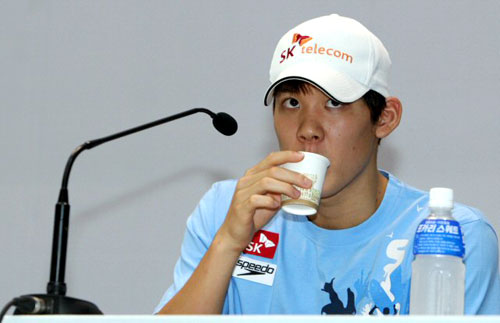 2009 국제수영연맹(FINA) 세계수영선수권대회에 참가하는 박태환 선수가 16일 오후 태릉선수촌에서 열린 기자회견에서 목을 축이고 있다.
 