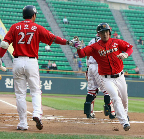   16일 서울 잠실야구장에서 벌어진 2009 프로야구 LG트윈스와 SK와이번스 경기. 1회초 1사 2루 SK 박재홍의 안타로 정근우가 홈을 밟고 동료들의 축하를 받고 있다. 