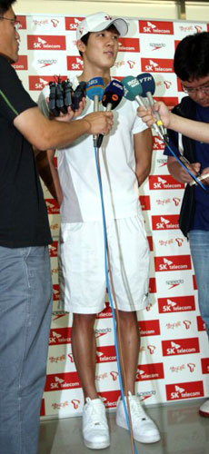 박태환이 로마에서 열리는 2009 세계수영선수권대회 참가를 위해 17일 오후 인천공항을 통해 출국했다. 출국 전 박태환이 기자회견을 하고 있다. 박태환은 자유형 200ｍ, 400ｍ, 1,500ｍ 세 종목에 출전한다. 