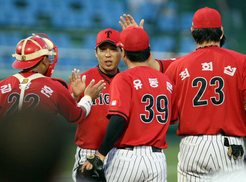 19일 인천 문학구장에서 열린 프로야구 SK 와이번스-롯데 자이언츠의 경기에서 16대 7로 승리를 거둔 롯데 선수들이 기쁨을 나누고 있다. 