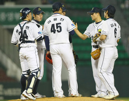 19일 오후 서울 잠실야구장에서 열린 프로야구 히어로즈 대 두산베어스의 경기를 12대8로 마무리한 두산 선수들이 서로 격려하고 있다. 