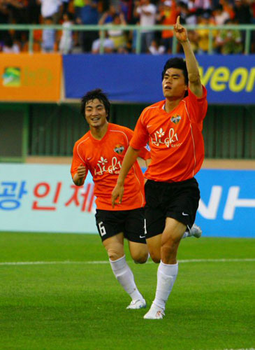 19일 강원 강릉종합경기장에서 열린 강원FC와 FC서울과의 경기에서 강원의 김영후가 골을 넣은 뒤 세리머니를 하고 있다. 