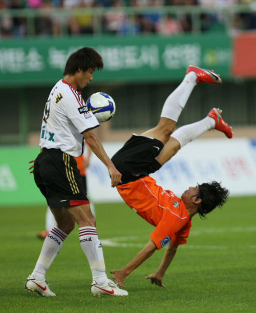 19일 강원 강릉종합경기장에서 열린 강원FC와 FC서울과의 경기에서 서울의 정조국과 강원의 이세인이 볼을 다투고 있다. 