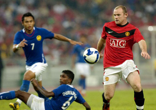 20일(한국시간) 말레이시아 쿠알라룸푸르 부킷 잘릴 국립경기장에서  치러진 맨체스터 유나이티드와 말레이시아 일레븐 팀과의 아시아투어 2009 2차전에서 루니가 수비를 따돌리고 골문을 향해 돌진하고 있다. 