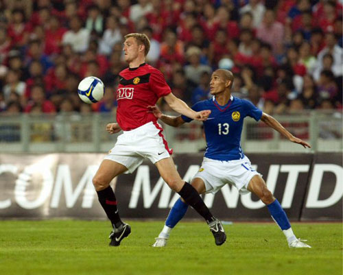 20일(한국시간) 말레이시아 쿠알라룸푸르 부킷 잘릴 국립경기장에서  치러진 맨체스터 유나이티드와 말레이시아 일레븐 팀과의 아시아투어 2009 2차전에서 맨유의 대런 플레처가 볼 경합을 벌이고 있다. 