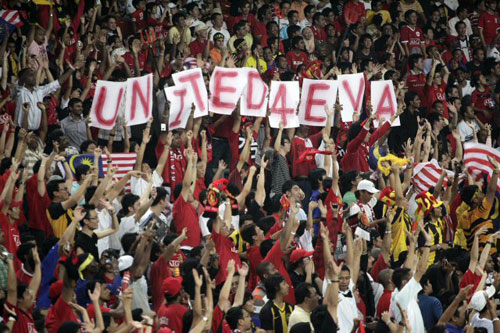 20일(한국시간) 말레이시아 쿠알라룸푸르 부킷 잘릴 국립경기장에서  치러진 맨체스터 유나이티드와 말레이시아 일레븐 팀과의 아시아투어 2009 2차전에서 맨유 팬들이 열렬히 응원을 하고 있다. 