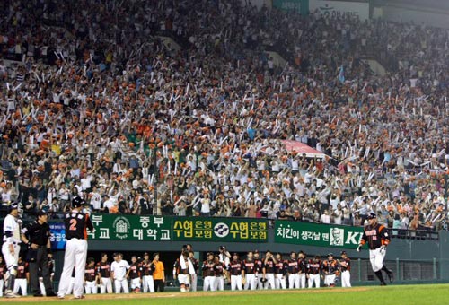  21일 서울 잠실구장에서 열린 2009 프로야구 두산 베어스-롯데 자이언츠 경기, 롯데 가르시아가 만루 홈런을 치고 베이스를 돌고 있는 가운데 롯데팬들이 환호하고 있다. 