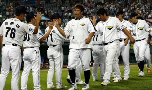 22일 서울 잠실야구장에서 열린 2009 프로야구 두산 베어스-롯데 자이언츠 경기, 두산 선수들이 롯데를 상대로 10대3으로 승리한 후 하이파이브를 하며 기뻐하고 있다. 