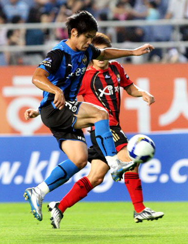 22일 오후 인천월드컵경기장에서 열린 프로축구 FC서울과 인천 유나이티드 경기에서 인천 유나이티드 이세주가 볼을 드리블 하고 있다. 